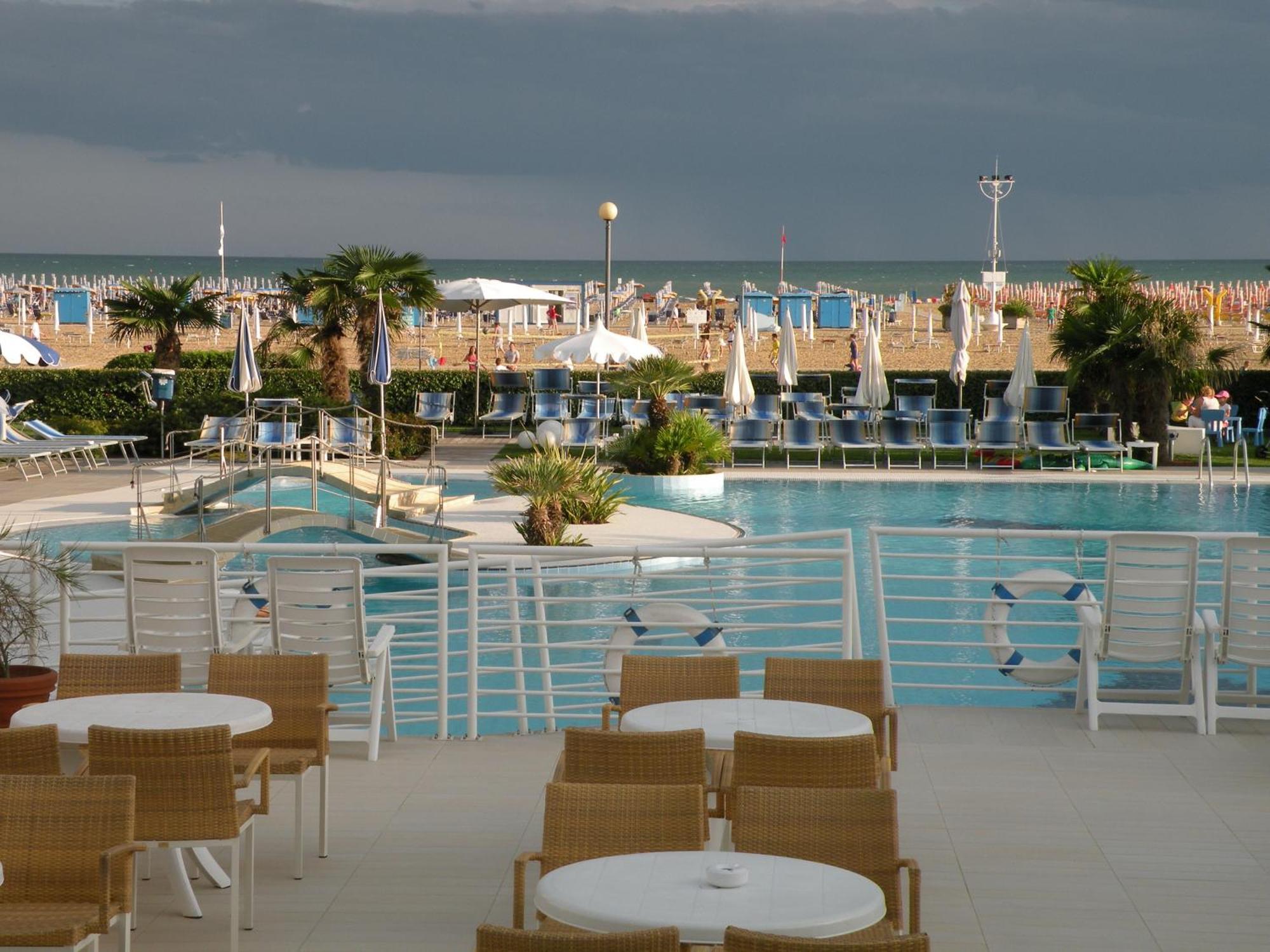 Majestic Beach Hotel & Wellness Bibione Exterior photo
